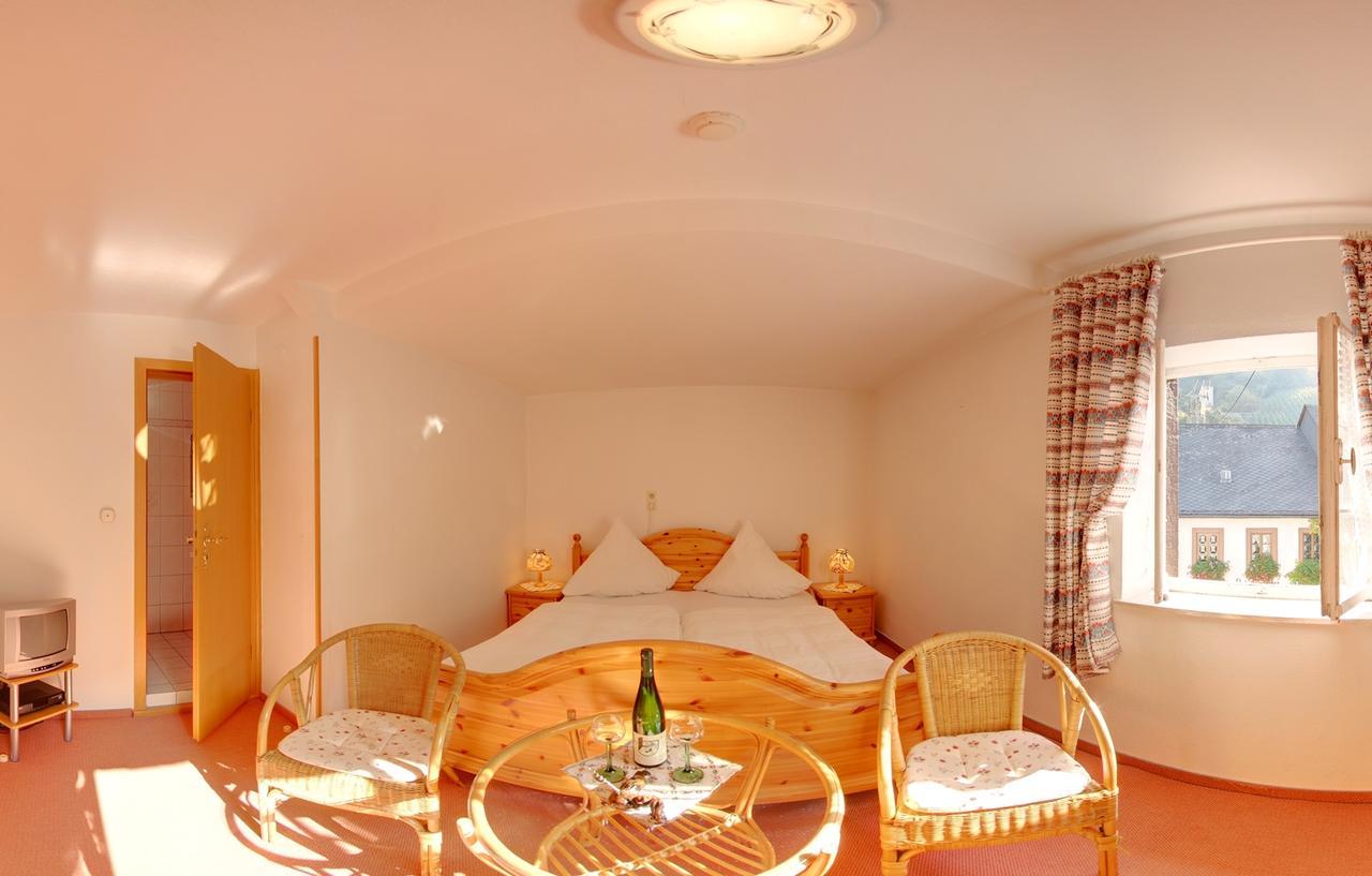 Hotel Weingut Schuetzen Зенхайм Экстерьер фото