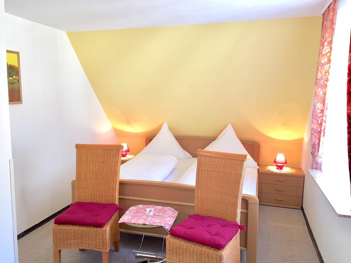 Hotel Weingut Schuetzen Зенхайм Экстерьер фото